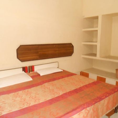 Gaurav Guest House Mathura Bagian luar foto