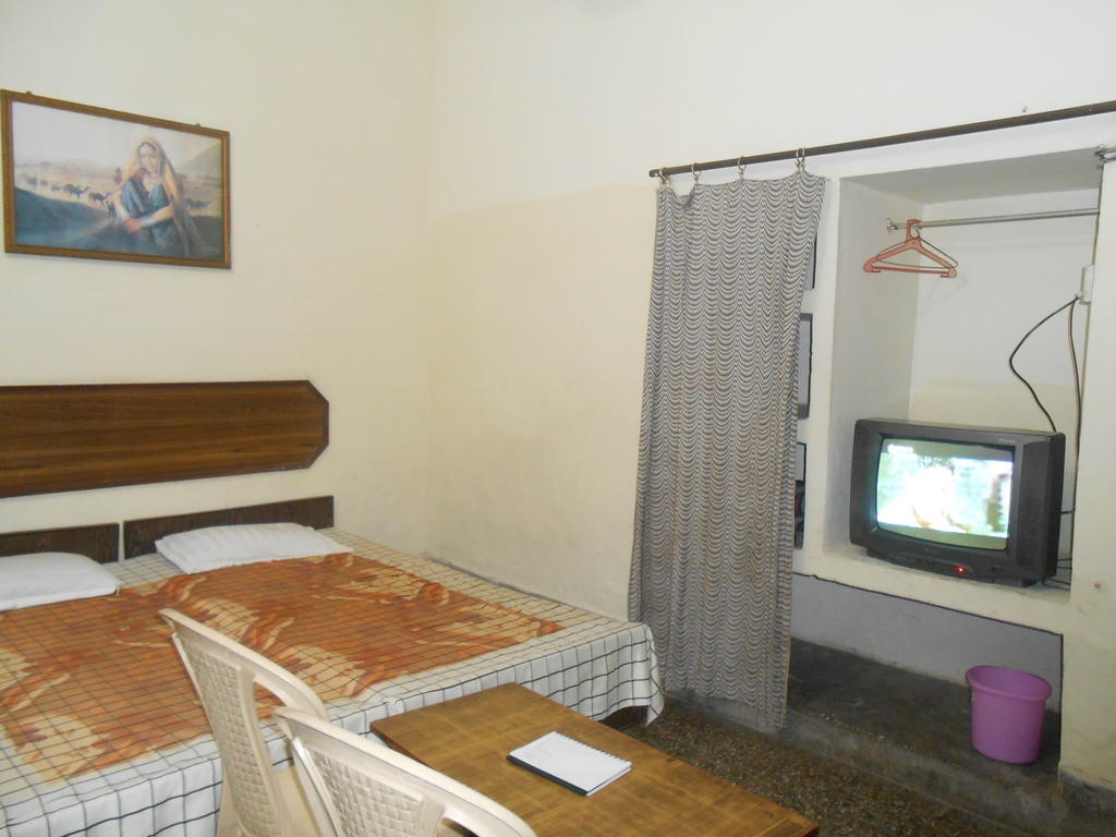 Gaurav Guest House Mathura Ruang foto
