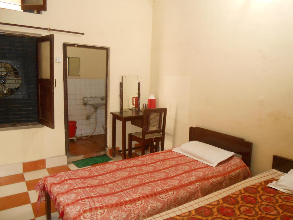 Gaurav Guest House Mathura Bagian luar foto
