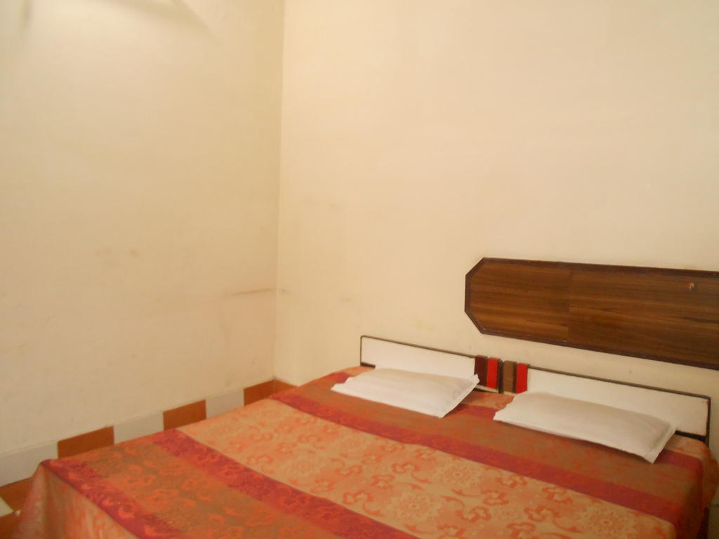 Gaurav Guest House Mathura Ruang foto