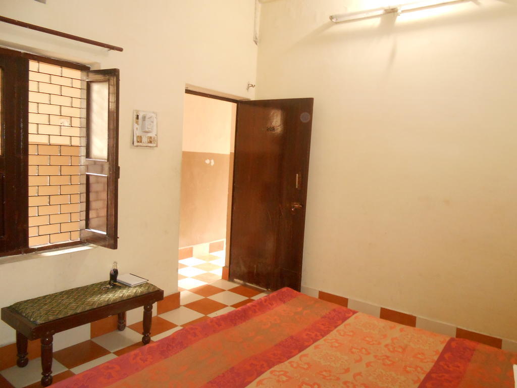 Gaurav Guest House Mathura Ruang foto
